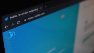 Twitter تقدّم تنبيه "القراءة قبل إعادة التغريد" لجميع المستخدمين